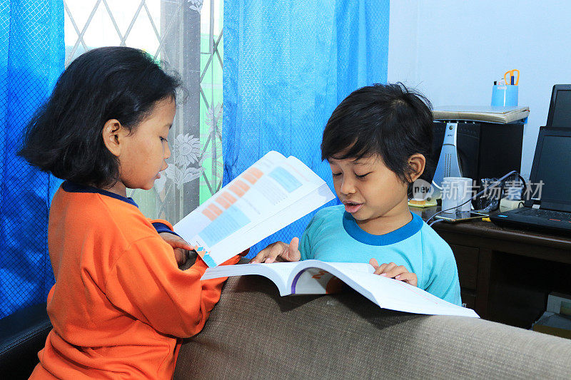 2名儿童在COVID - 19大流行期间在家学习